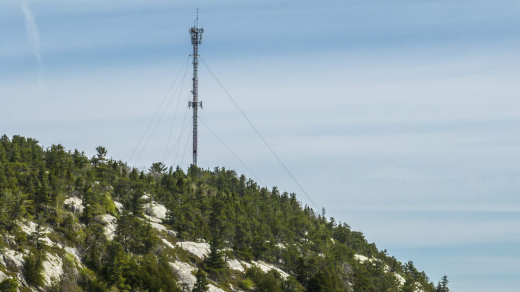Antenne cellulaire sur la montagne à Télesphore